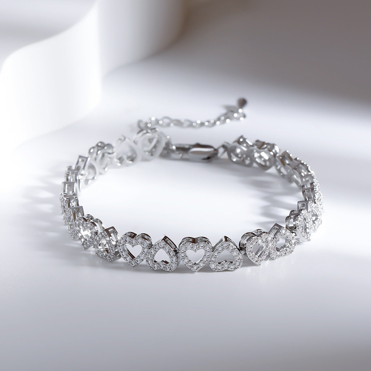Bracelet romantique en forme de cœur serti de diamants