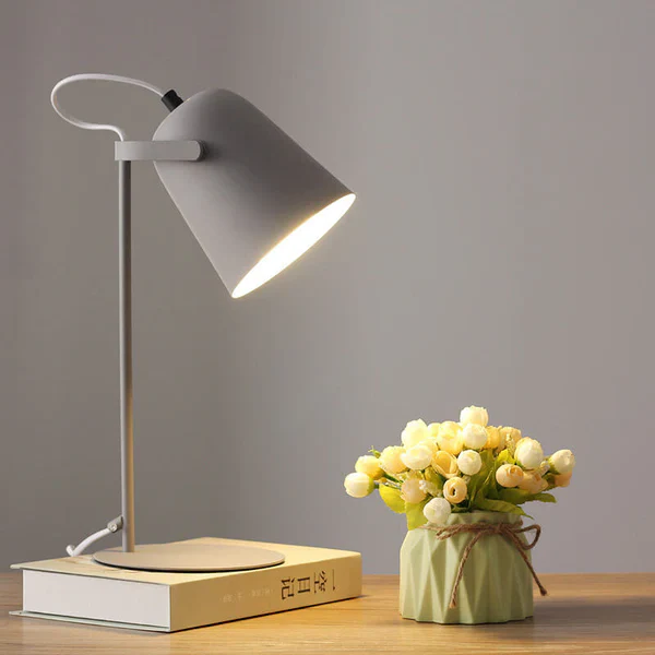 Lampe de bureau rustique en métal coloré
