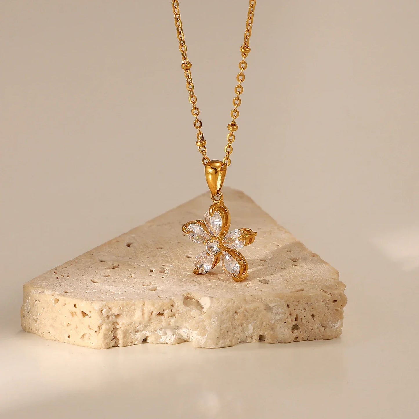 Luxurious 18k Gold Diamond Floral Pendant Necklace - Halri