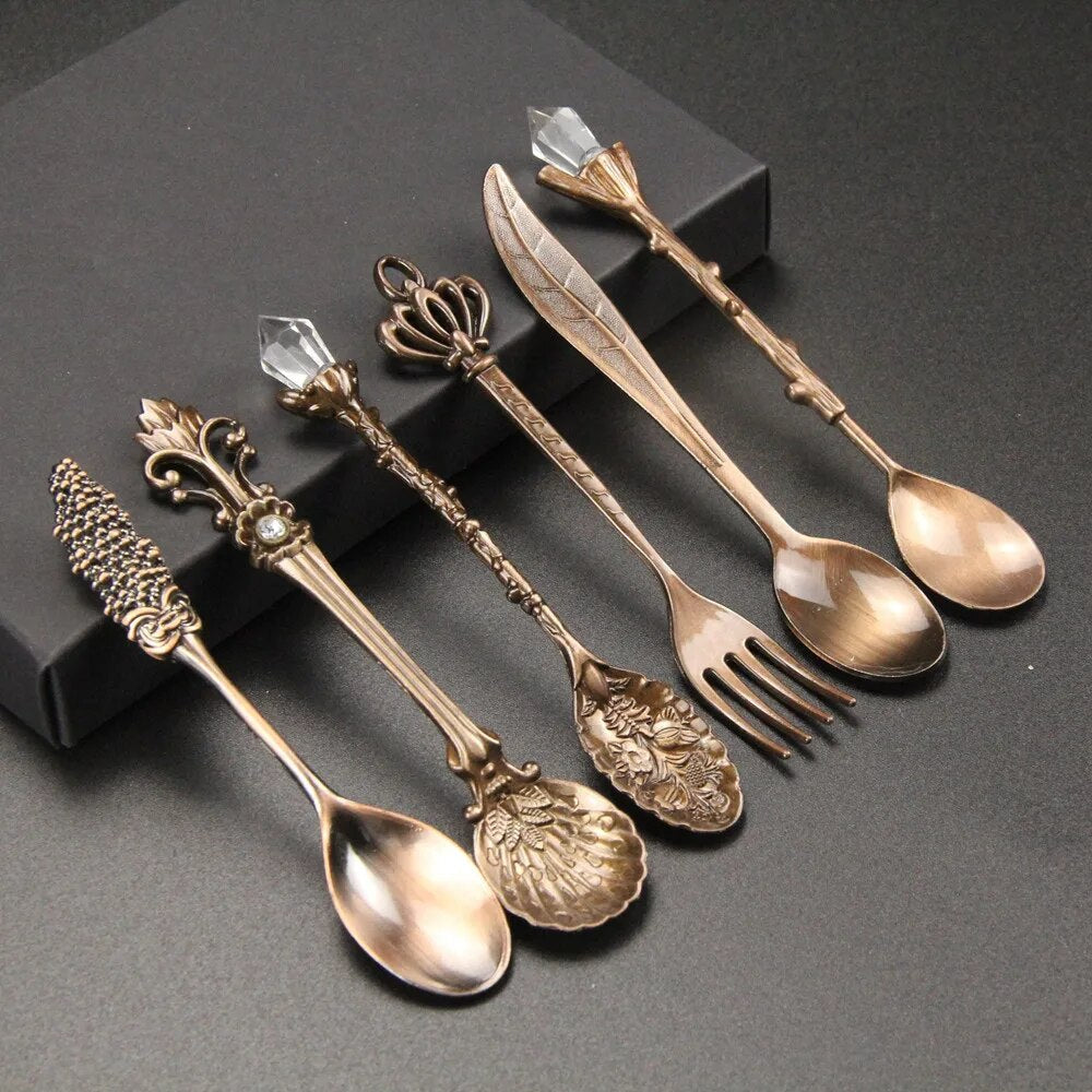 Cuillère à thé gravée de style antique