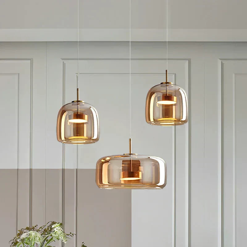 Magnifique suspension lumineuse en verre.