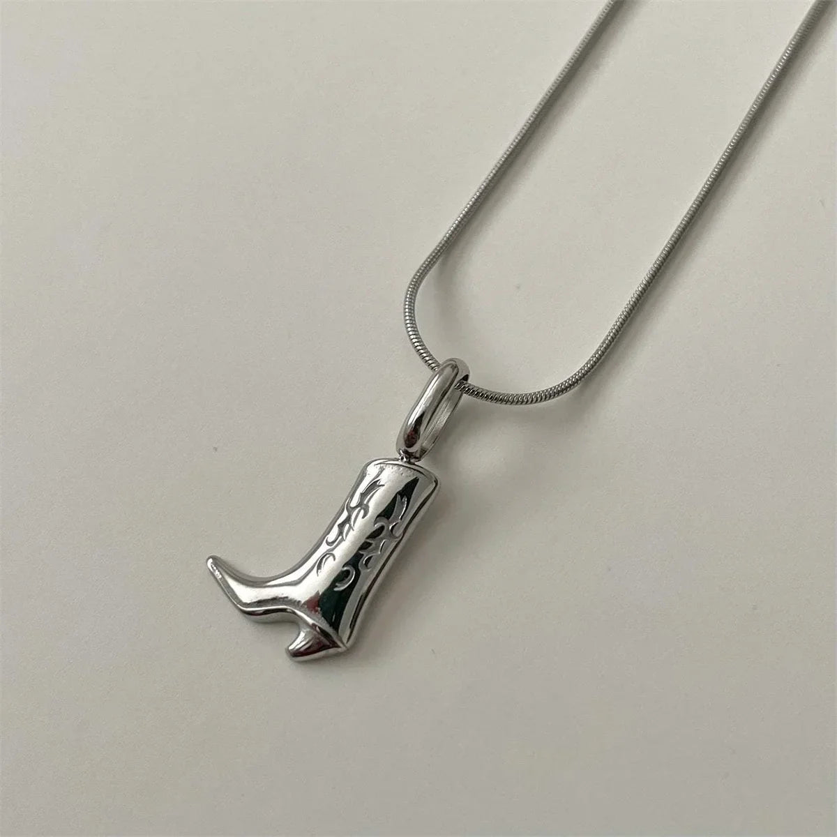 Collier pendentif botte de ferme rustique