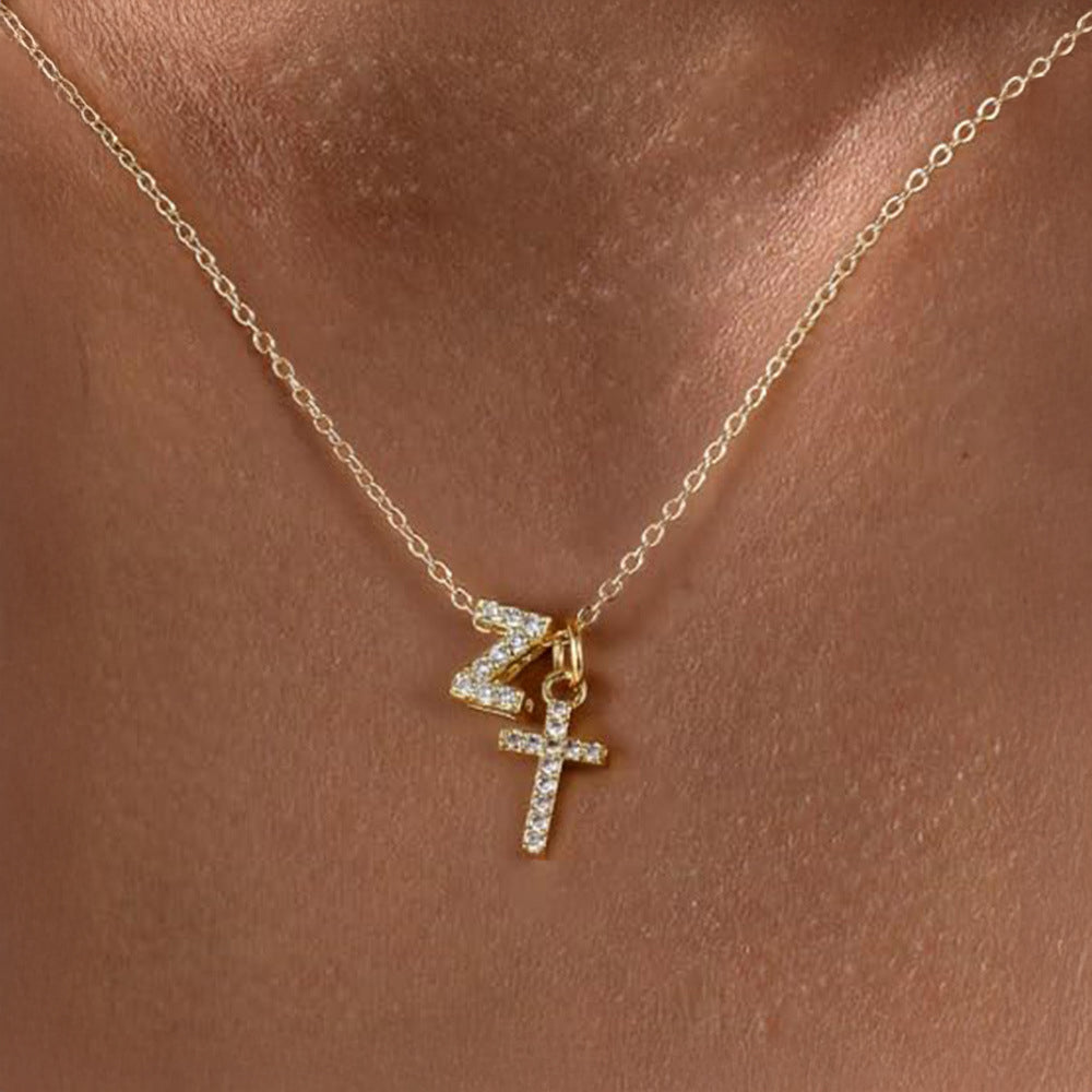 Collier pendentif délicat avec initiale et croix en diamant