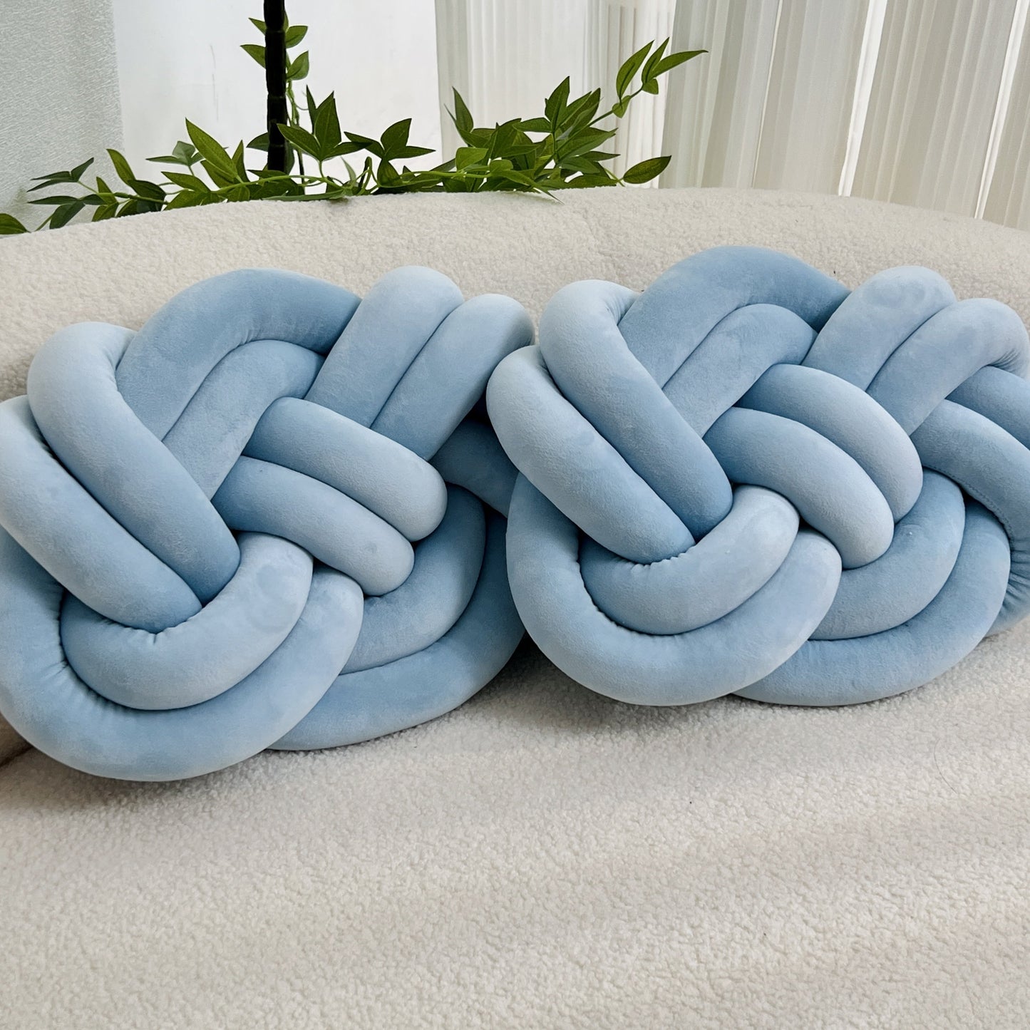 Coussin nuage en peluche avec détail de bouton
