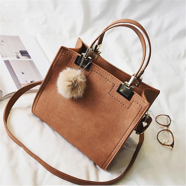 Sac cabas femme en cuir souple et fourrure de luxe avec pompon