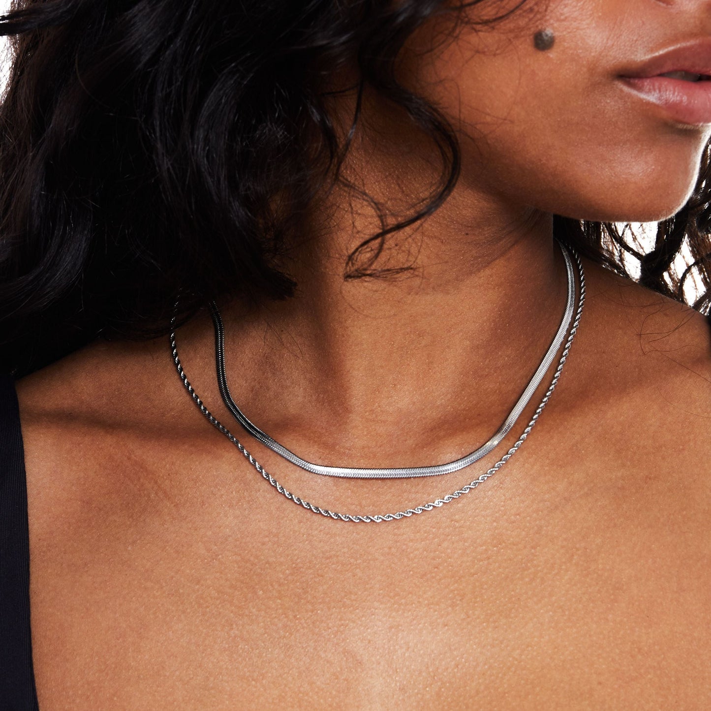 Collier ras du cou à plusieurs rangs de barrettes dorées avec chaîne et ras du cou