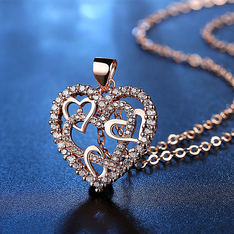 Ravissant collier pendentif cœur entrelacé
