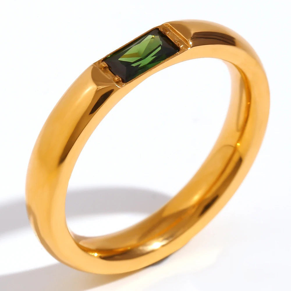 Bague en or de luxe avec pierre de naissance baguette