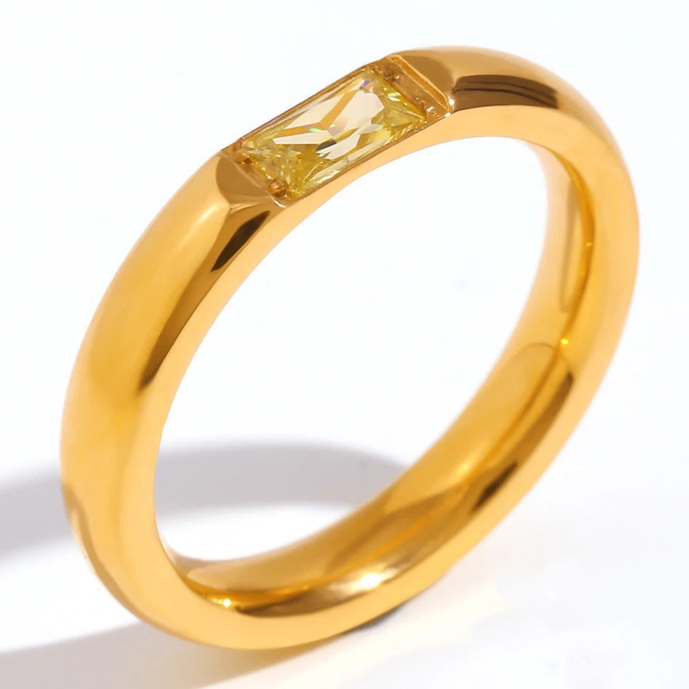 Bague en or de luxe avec pierre de naissance baguette