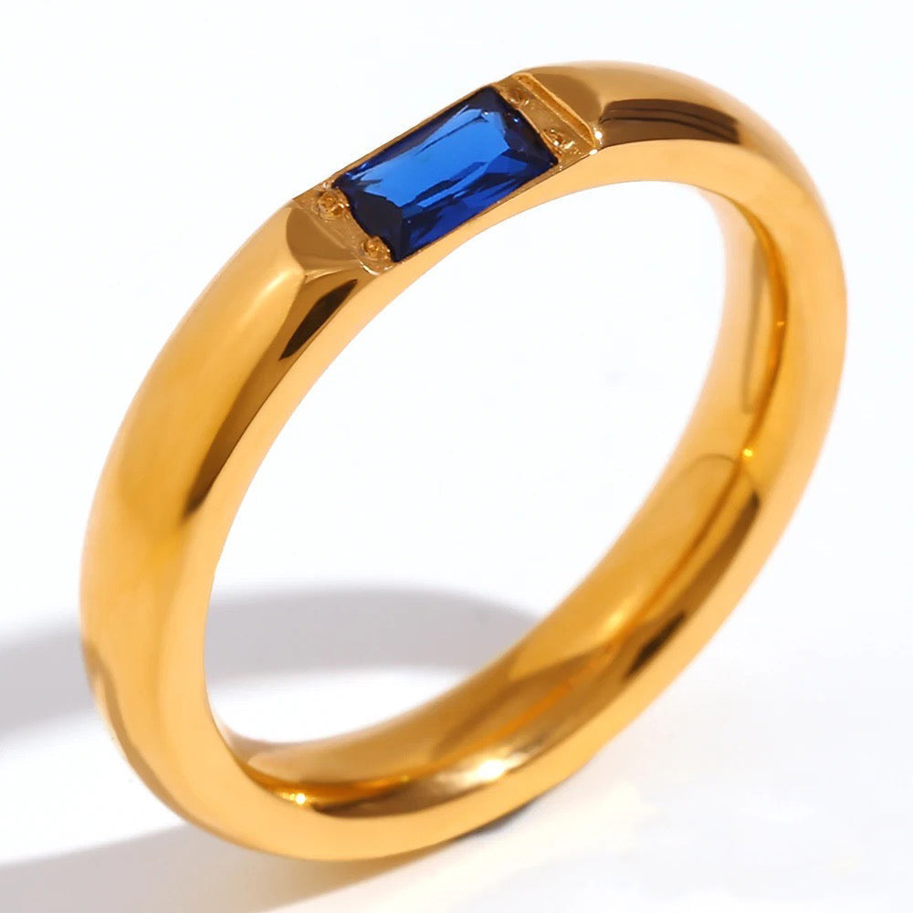 Bague en or de luxe avec pierre de naissance baguette