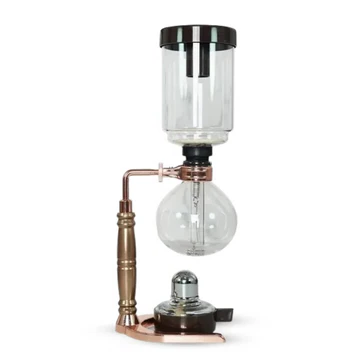 Cafetière japonaise traditionnelle sur plaque de cuisson
