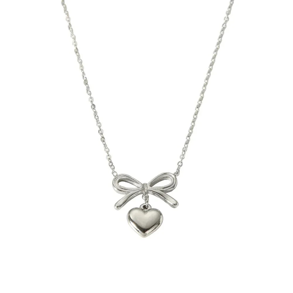 Collier délicat avec pendentif cœur et nœud doré