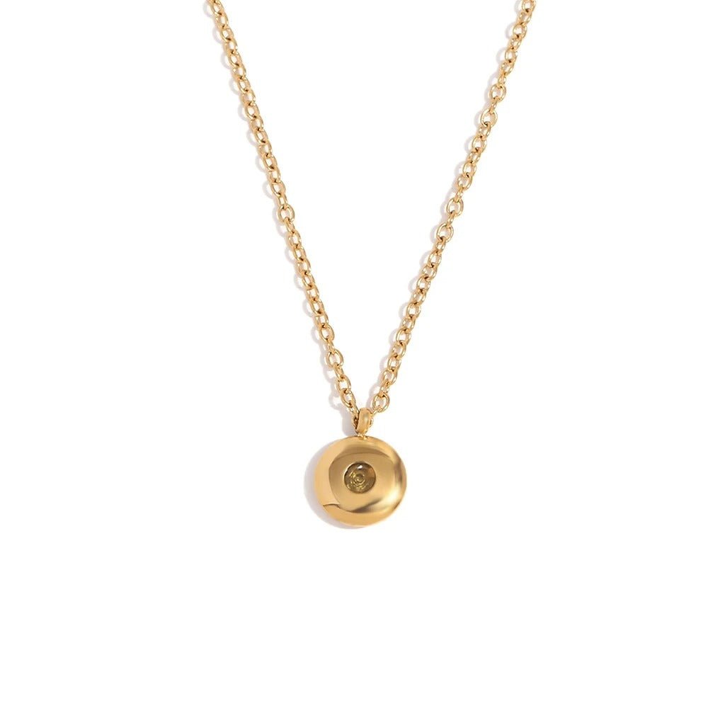 Pendentif délicat en or 18 carats avec pierre de naissance.