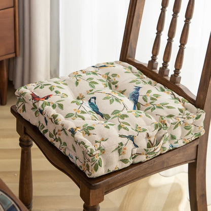 Coussin à fleurs colorées et oiseaux