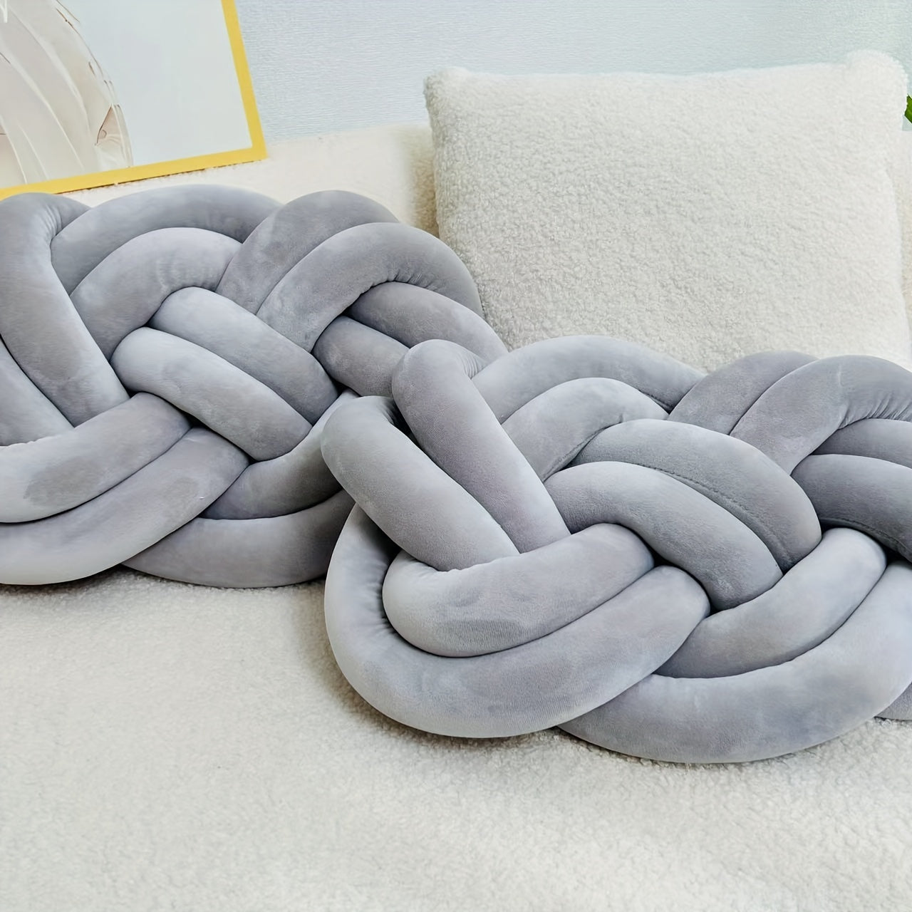 Coussin nuage en peluche avec détail de bouton