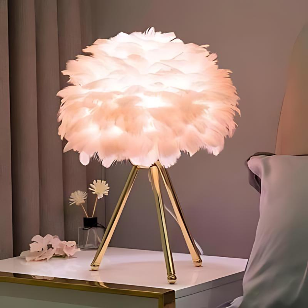 Lampe de table élégante ornée de plumes blanches