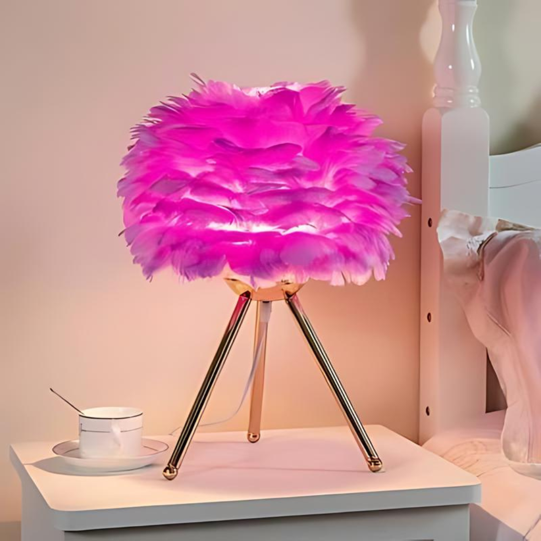 Lampe de table élégante ornée de plumes blanches
