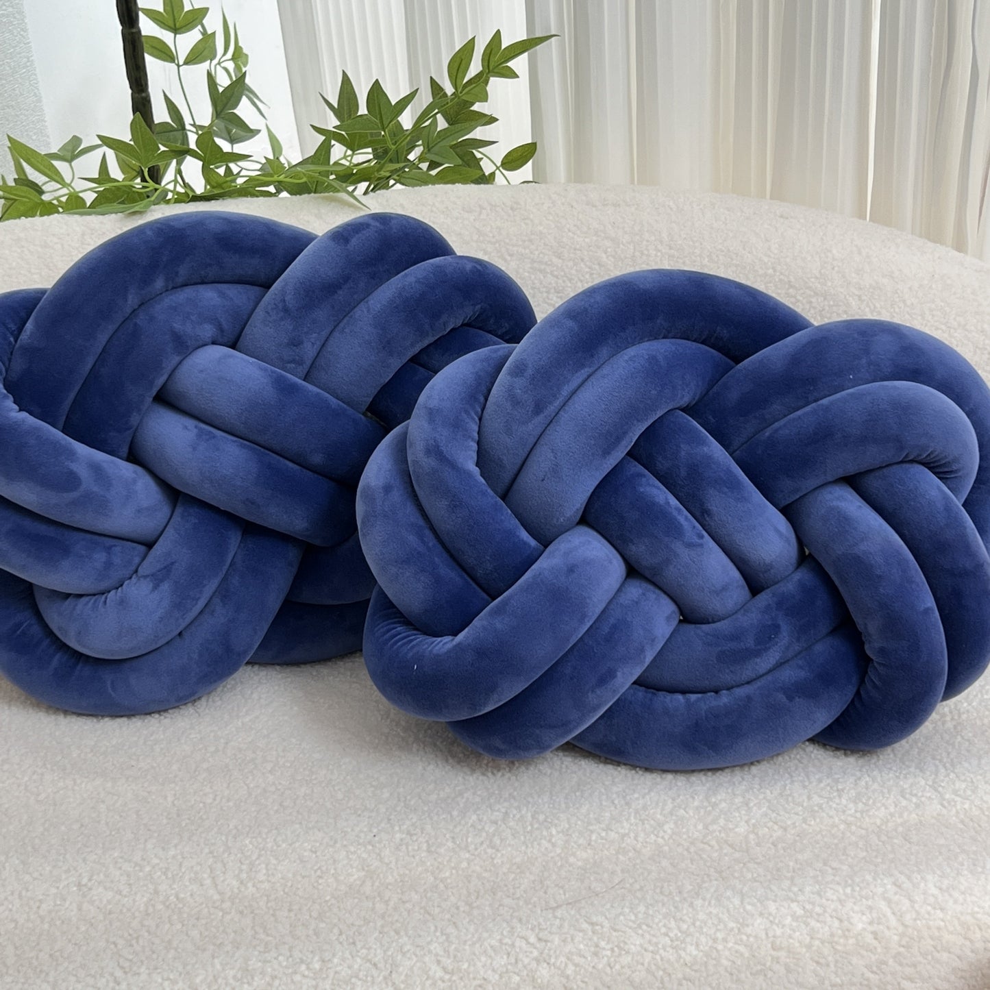 Coussin nuage en peluche avec détail de bouton