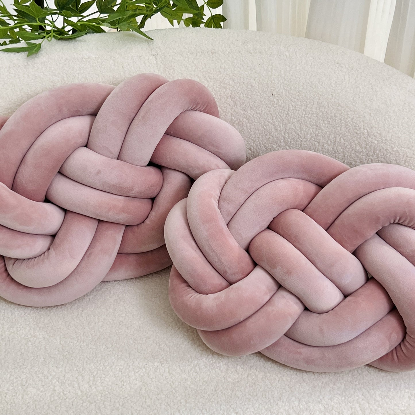 Coussin nuage en peluche avec détail de bouton
