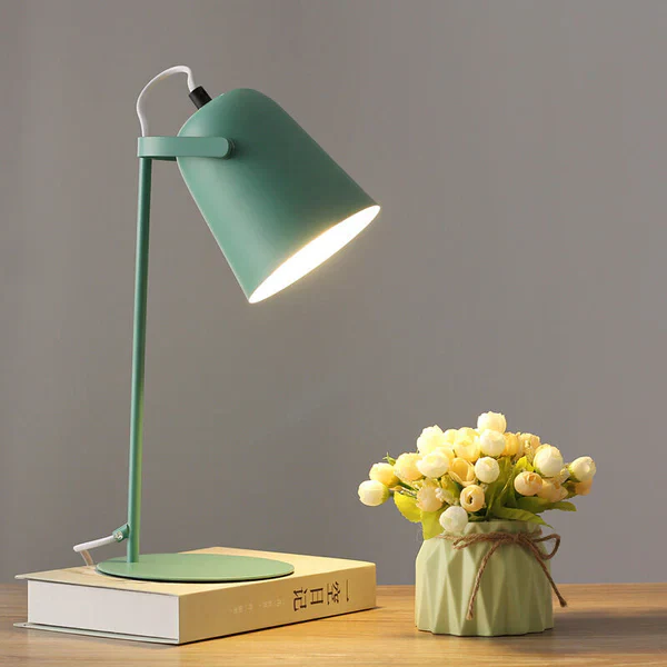 Lampe de bureau rustique en métal coloré