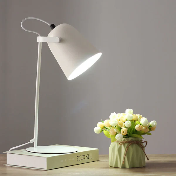 Lampe de bureau rustique en métal coloré