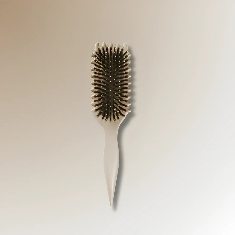 Brosse démêlante à poils doux pour des cheveux lisses