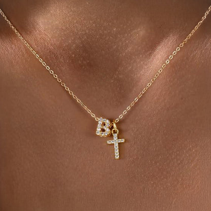 Collier pendentif délicat avec initiale et croix en diamant