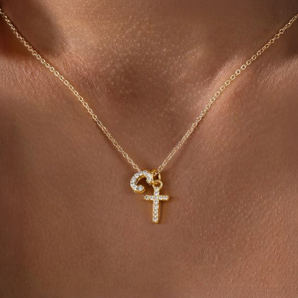 Collier pendentif délicat avec initiale et croix en diamant