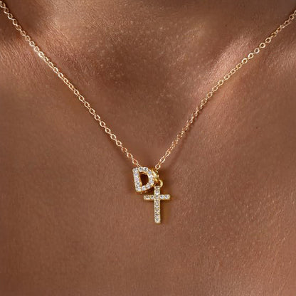 Collier pendentif délicat avec initiale et croix en diamant