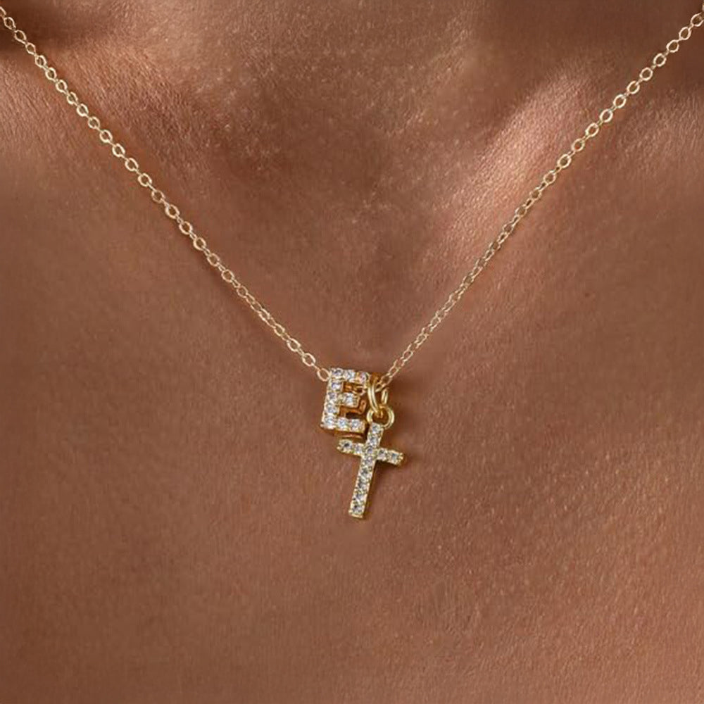 Collier pendentif délicat avec initiale et croix en diamant
