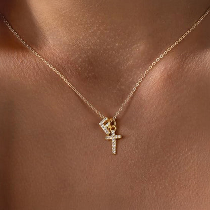 Collier pendentif délicat avec initiale et croix en diamant