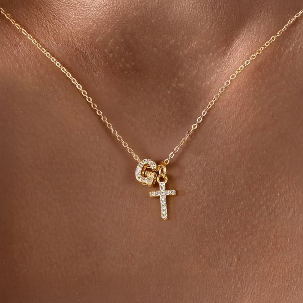 Collier pendentif délicat avec initiale et croix en diamant
