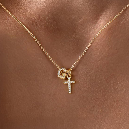 Collier pendentif délicat avec initiale et croix en diamant