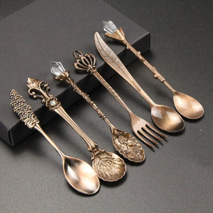 Cuillère à thé gravée de style antique