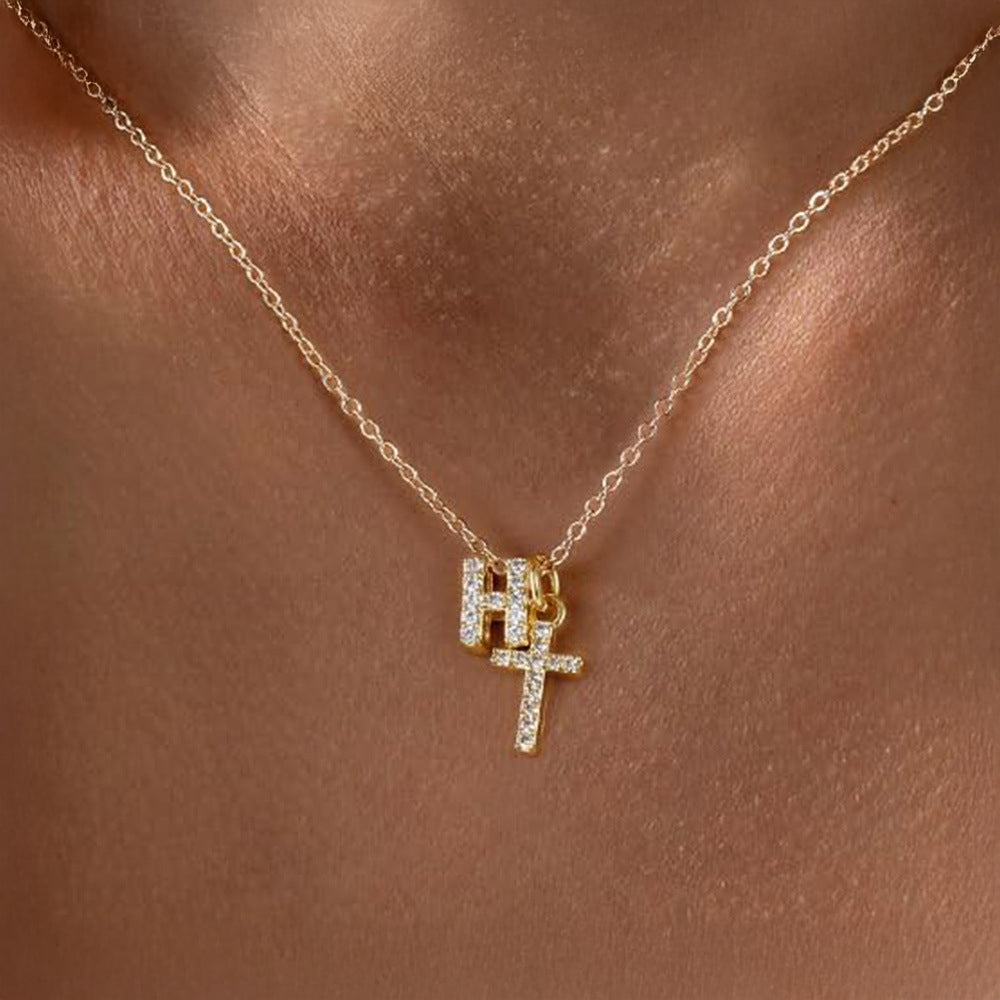 Collier pendentif délicat avec initiale et croix en diamant