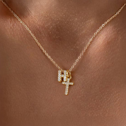 Collier pendentif délicat avec initiale et croix en diamant
