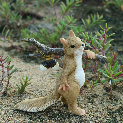 Adorable figurine d'écureuil avec un cœur