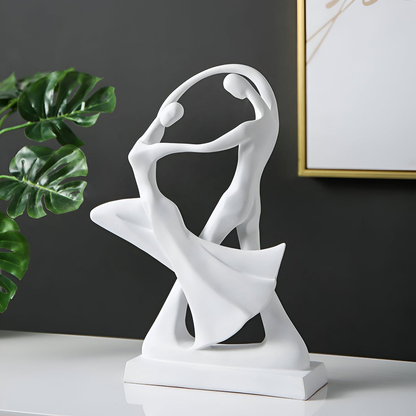 Figurine en résine d'un couple de danseurs élégants