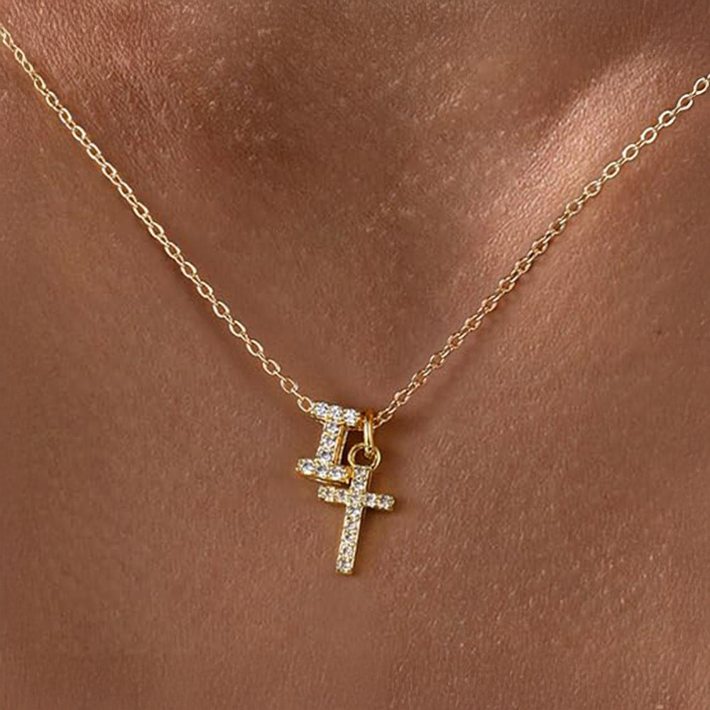 Collier pendentif délicat avec initiale et croix en diamant