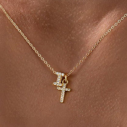 Collier pendentif délicat avec initiale et croix en diamant