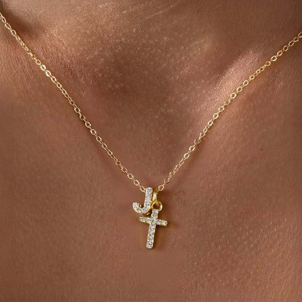 Collier pendentif délicat avec initiale et croix en diamant