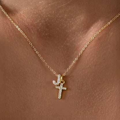 Collier pendentif délicat avec initiale et croix en diamant