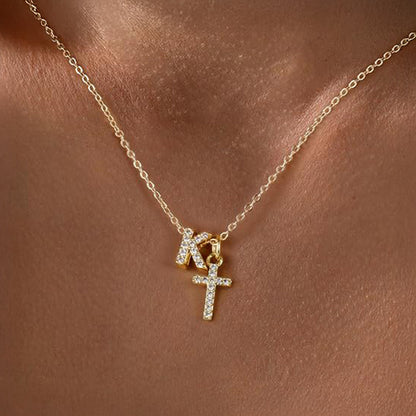 Collier pendentif délicat avec initiale et croix en diamant