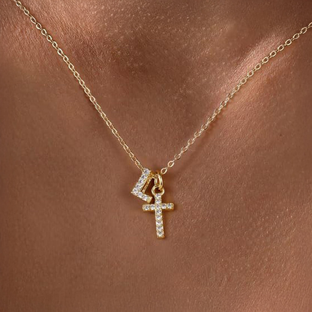 Collier pendentif délicat avec initiale et croix en diamant