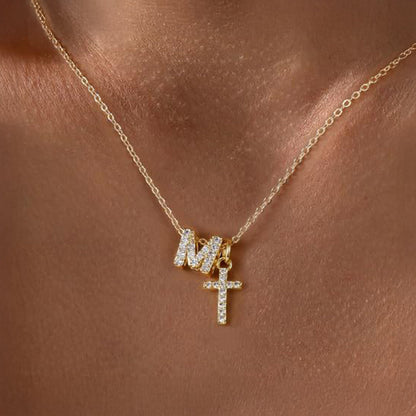 Collier pendentif délicat avec initiale et croix en diamant