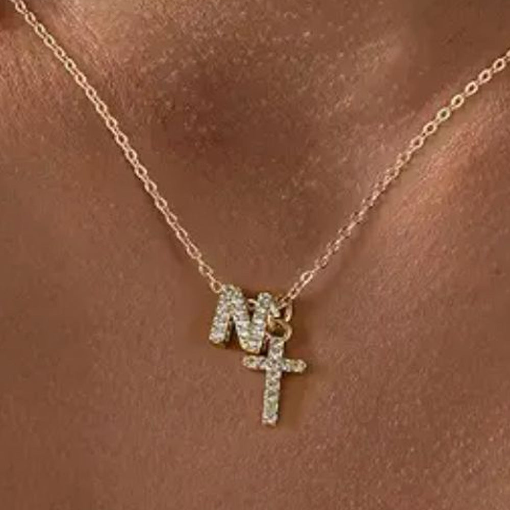 Collier pendentif délicat avec initiale et croix en diamant