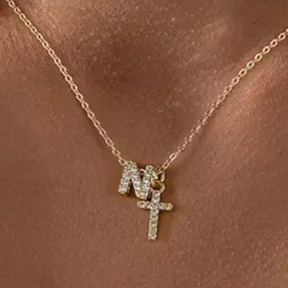 Collier pendentif délicat avec initiale et croix en diamant