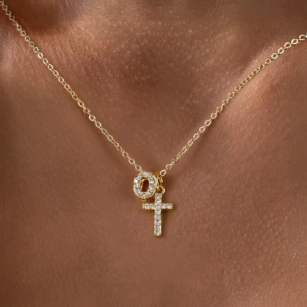 Collier pendentif délicat avec initiale et croix en diamant