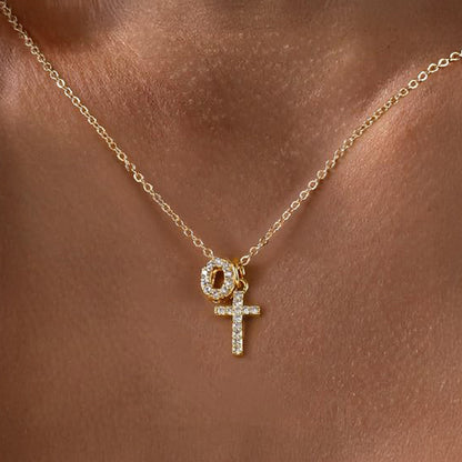 Collier pendentif délicat avec initiale et croix en diamant