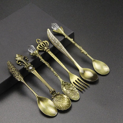 Cuillère à thé gravée de style antique